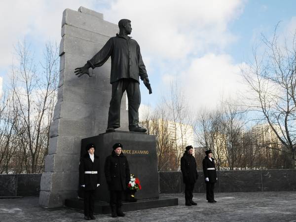 В Москве возложили цветы к памятнику Мусы Джалиля